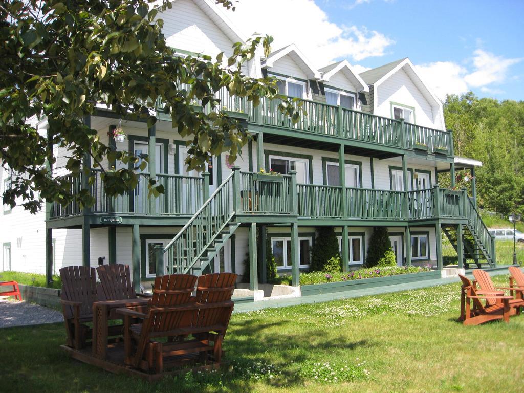 Hôtel Sous la Croix 152725 Tadoussac Exterior foto