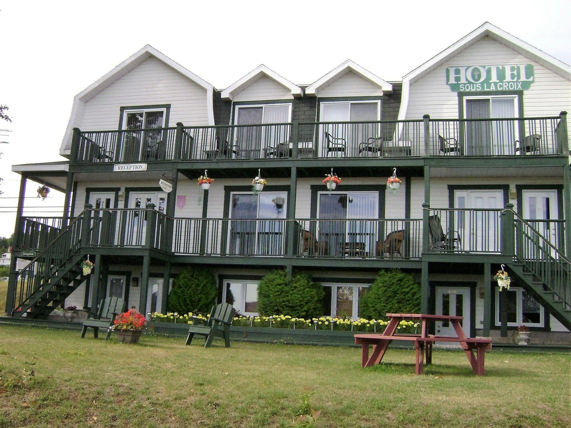 Hôtel Sous la Croix 152725 Tadoussac Exterior foto